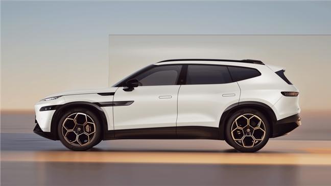 与众 08 光影科技融萃 勾勒纯电出行新意境