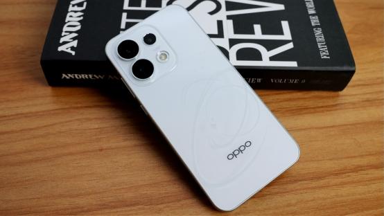 OPPO Reno16：3D悬浮外观遇上实况新玩法，做年轻人的潮流单品