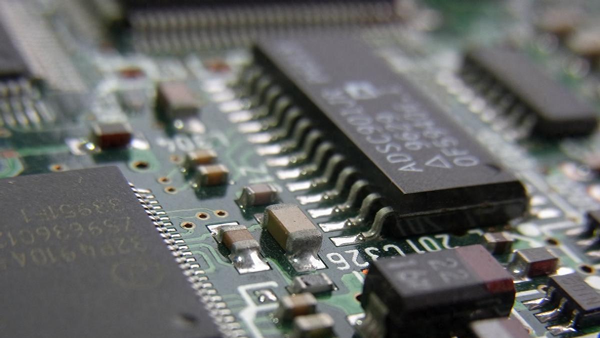 内存疯涨凭啥华为这么刚？逆势降价叠加Pro版4月免息，这波最夯旗舰真得买它！