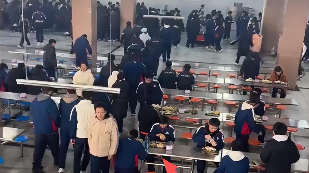 “只有高中男生敢这么吃”，男孩餐盘火了，中年男人自愧不如