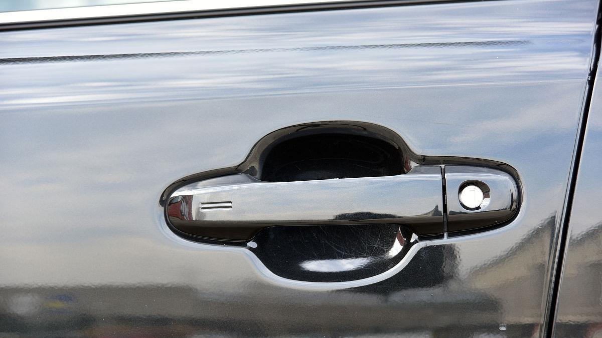 中国率先禁止隐藏式车门把手：安全革新如何影响全球汽车业？