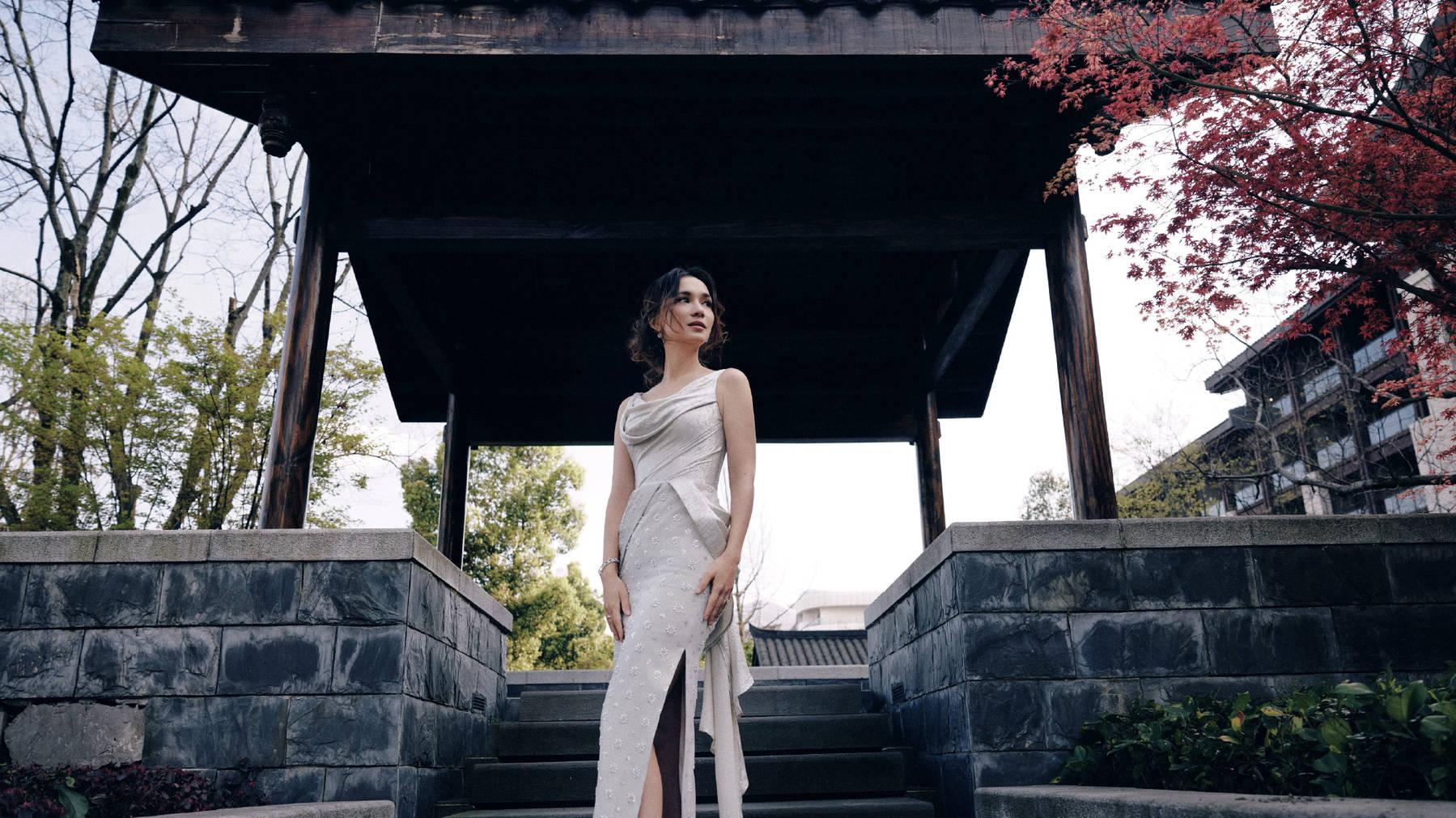 1张遛娃照吵翻天：穿吊带踩高跟推婴儿车，这个女人到底错没错？