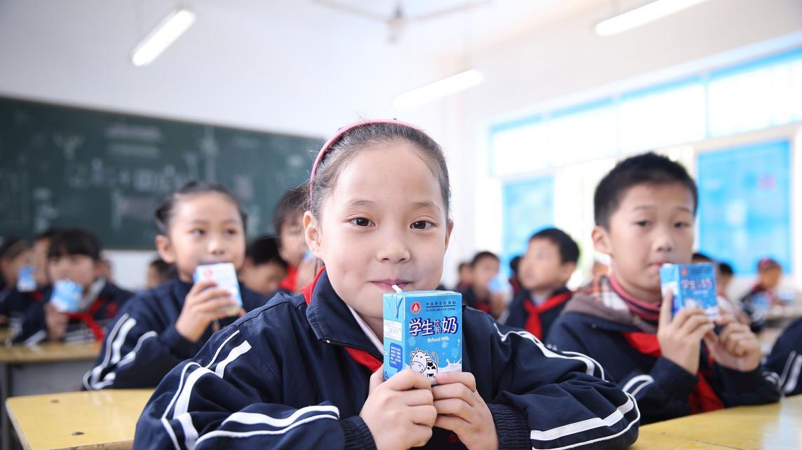 国家“学生饮用奶计划”课间征订与食堂供餐 双轮驱动为校园学生营养保驾护航