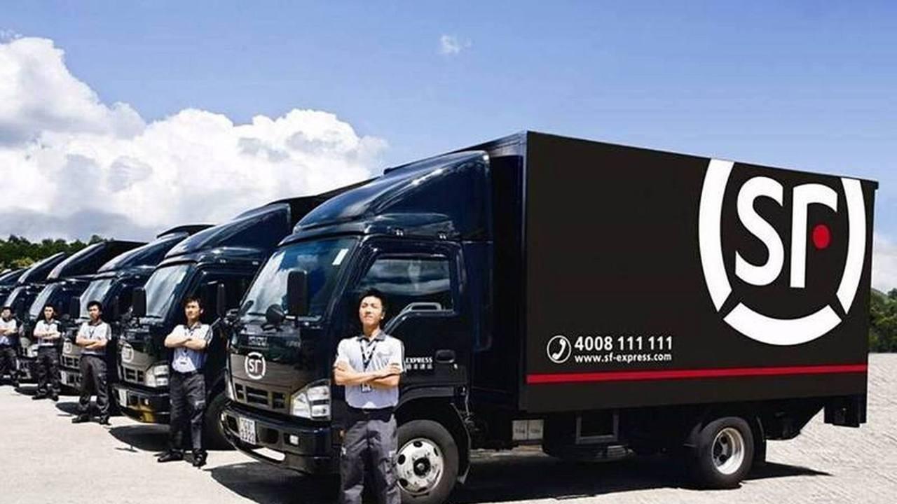 顺丰被曝运输中血液污染食品包裹，私自换箱未告知，用户开箱发现有血污，顺丰客服回应不了解