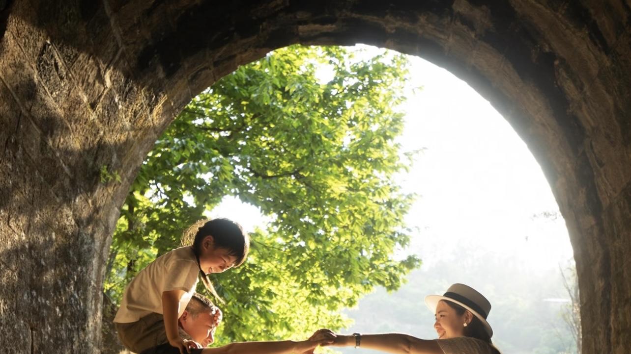 别让物质喧宾夺主，孩子最需要的是你的“在场”