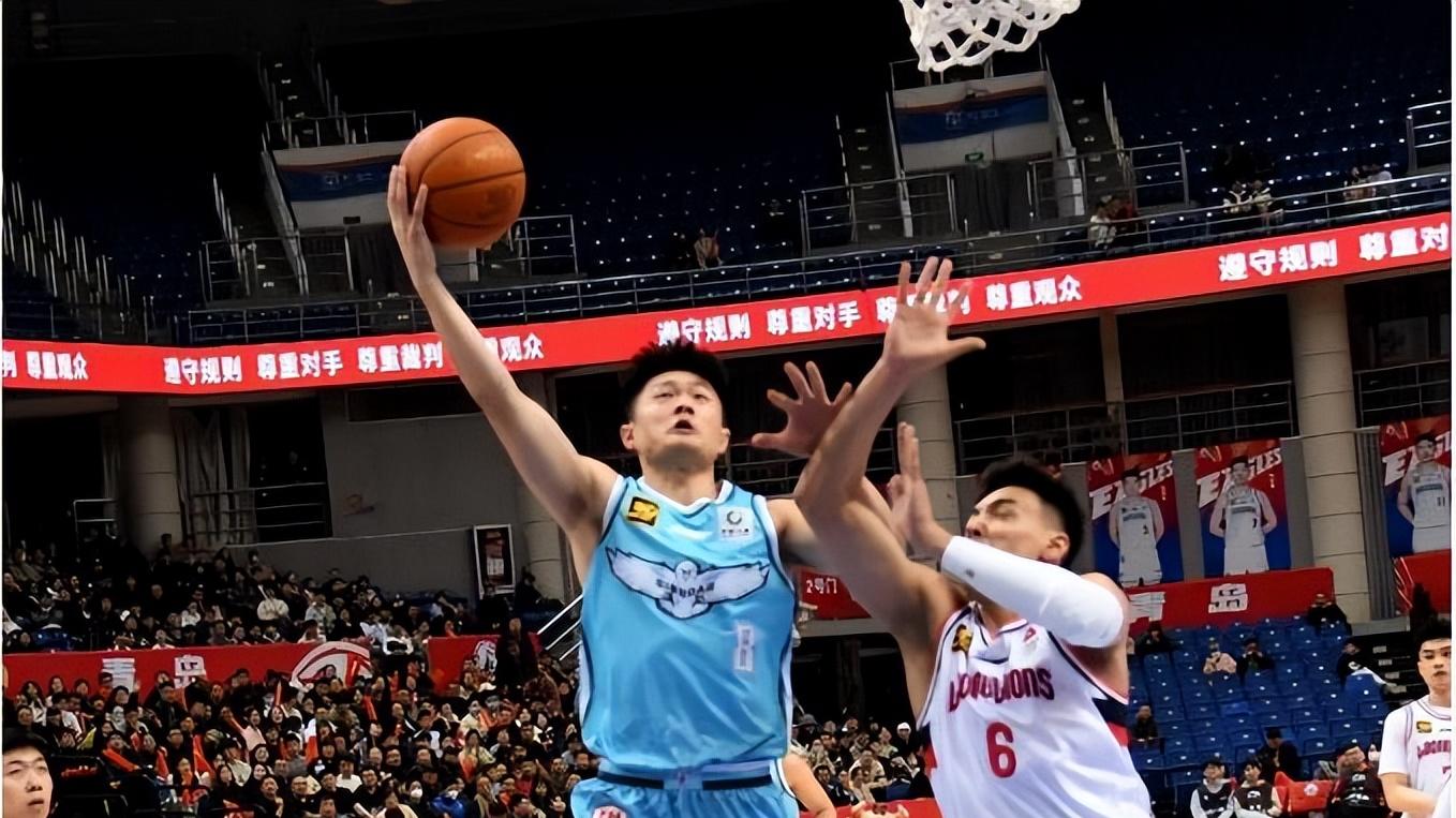 青岛对阵上海，刘维伟做出明智之举，超级外援在比赛中证明了自己