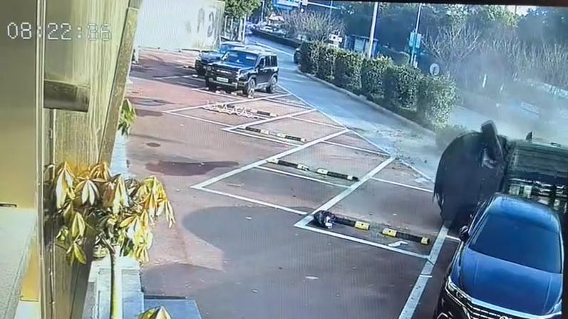 翻滚事故现场验证领克09安全，车主毫发无损令人惊叹