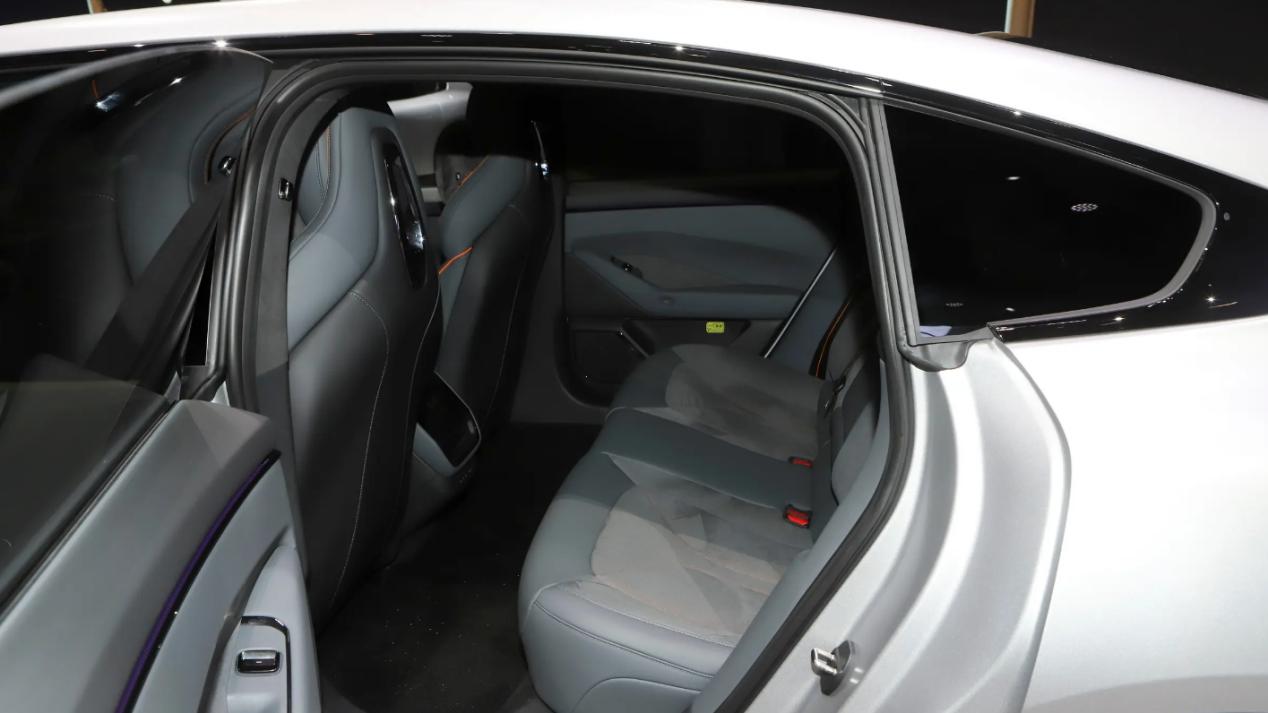 采用原创机甲风设计，标配800V高压架构，轴距3008mm，实拍全新小鹏P7