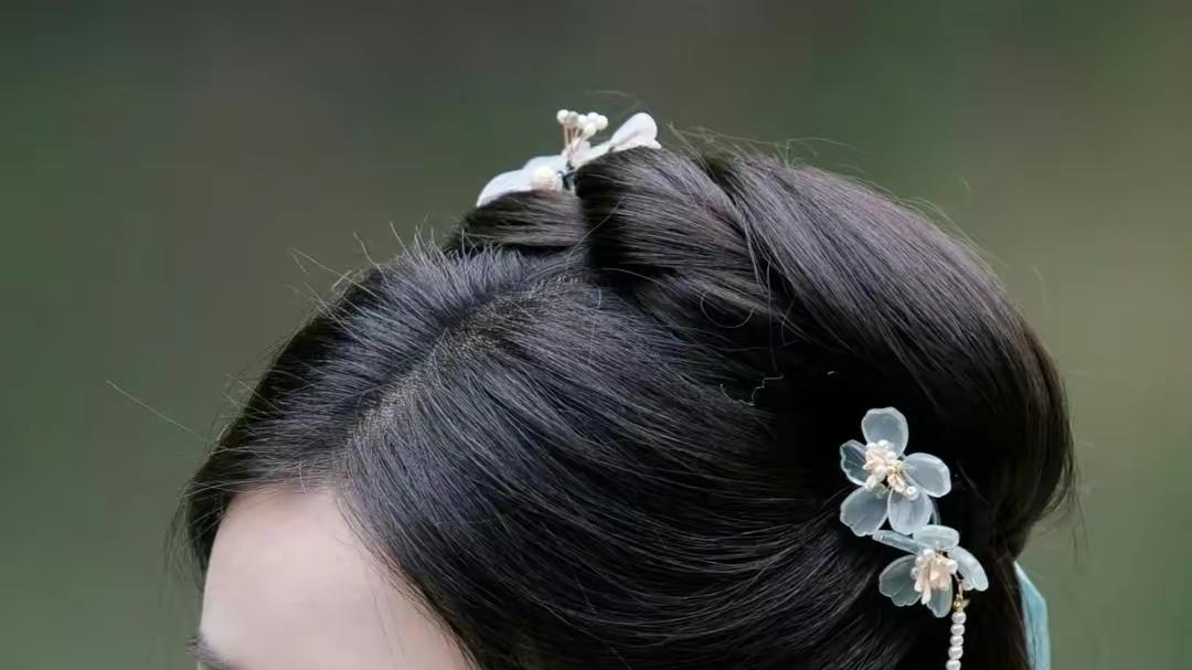 南乡子 翠幕护轻寒