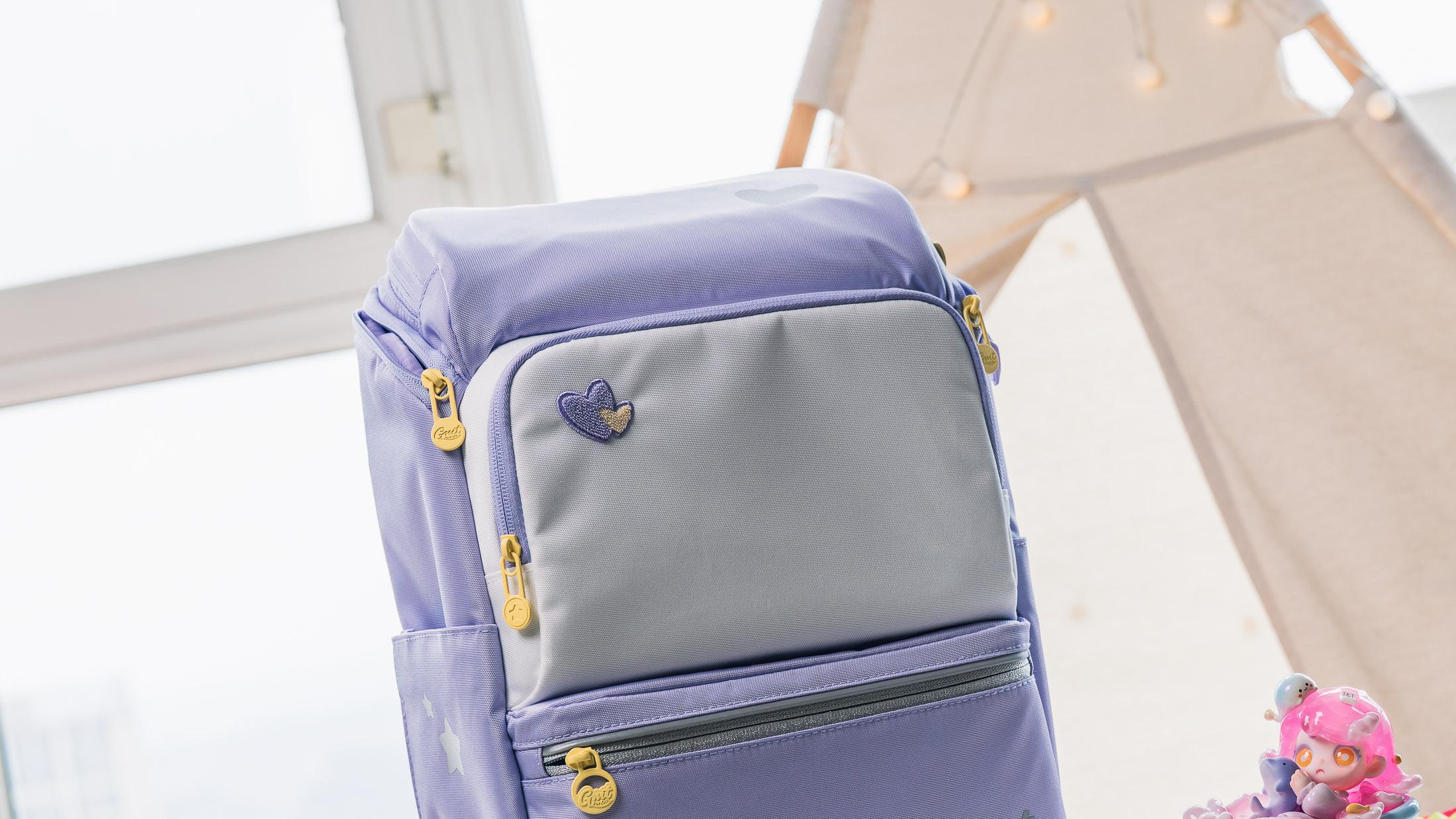 新学期，给孩子选的第一只护脊书包：轻盈又温柔，她一眼就爱上！