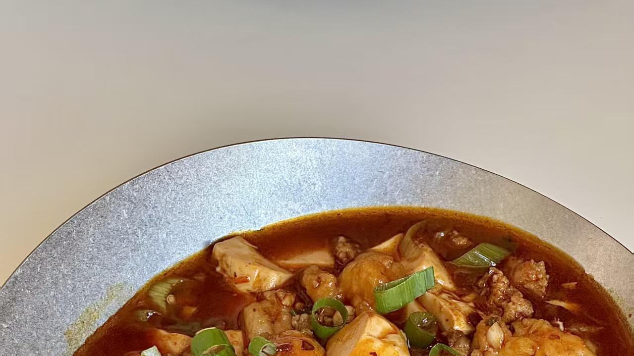 虾滑麻婆豆腐：一口嫩滑一口弹，麻辣鲜香拌饭绝了，比肉还香，连干三碗饭都不够