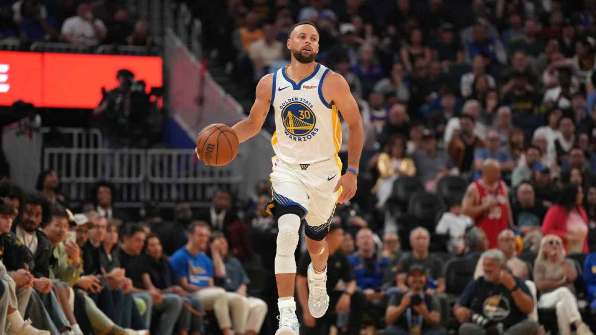 库里穿詹姆斯球鞋观战，詹姆斯调侃：从仓库里翻出来的！