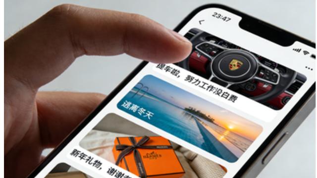 朋友圈炫富成风，攀比心理作祟？《新百区合击》悄悄搞钱超越别人