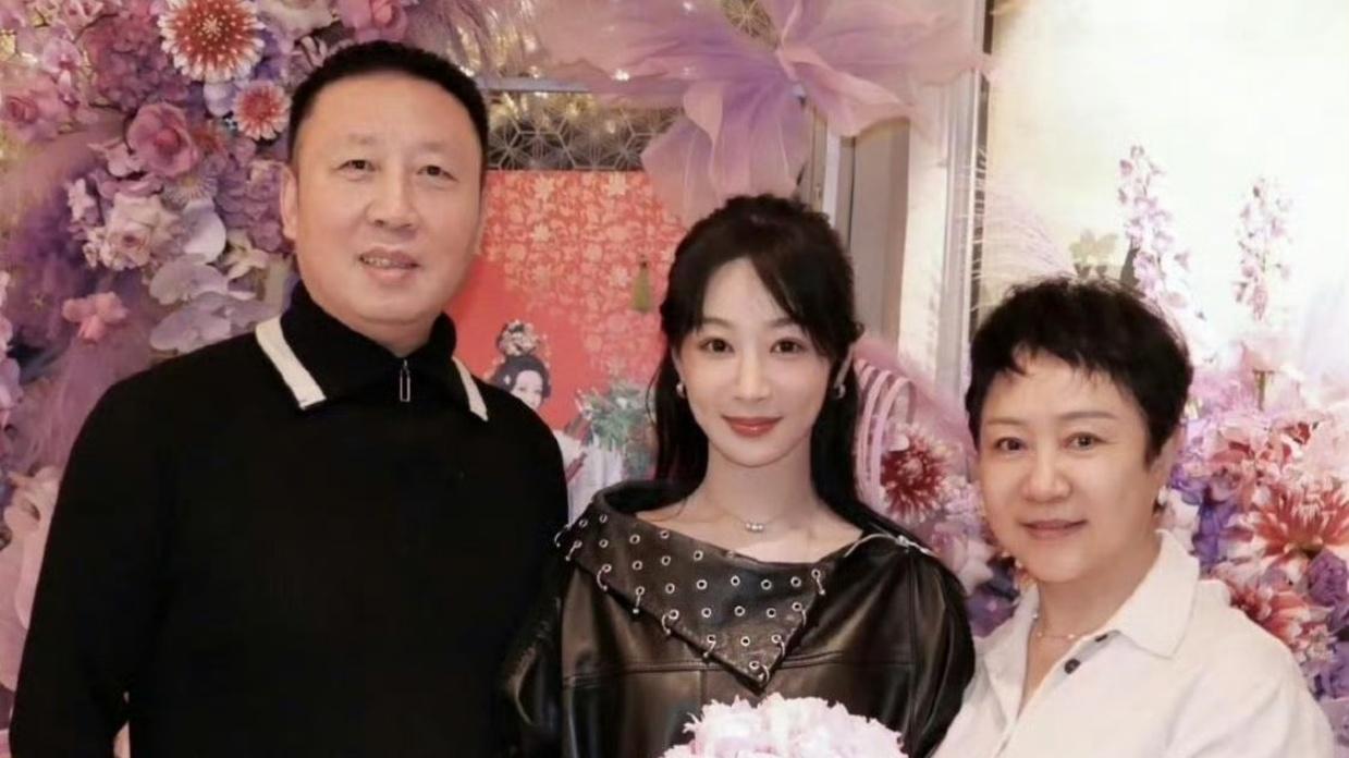 杨紫晒新年全家福，红衣短发元气足，爸爸身体好转气色佳