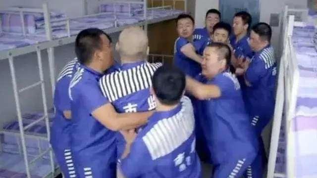 夏天的看守有多难受，他们如何降温防暑。