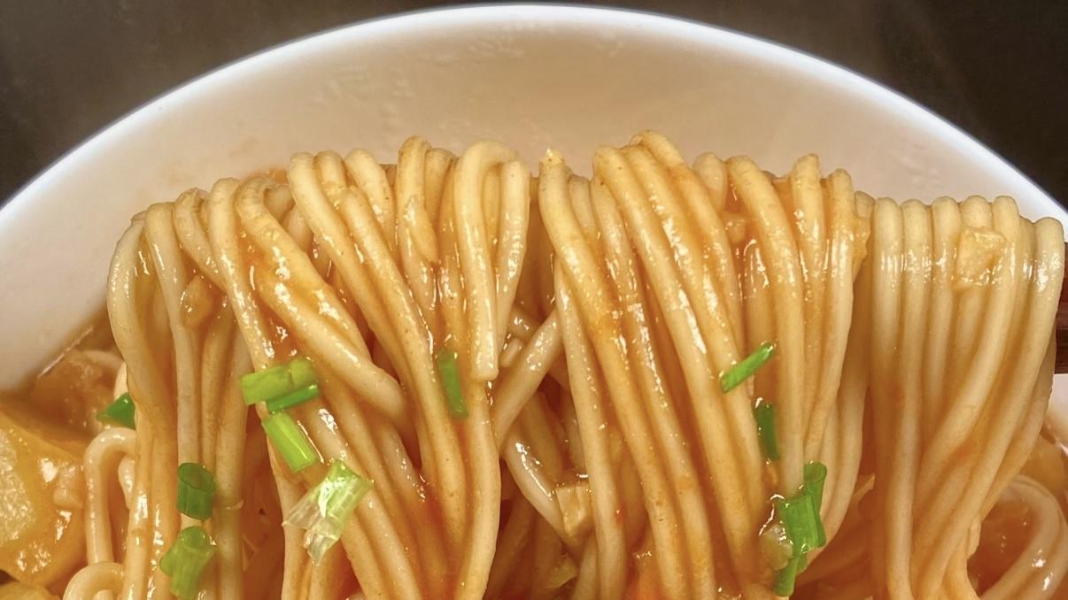 番茄土豆焖面：打工人下班后的治愈魔法