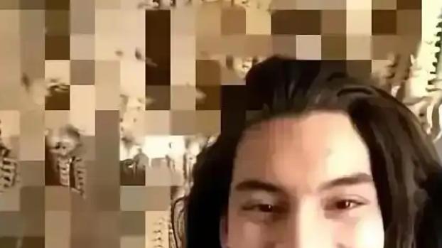 网红展示奇葩收藏，即将拥有100根人类脊椎骨，被网友吐槽毫无人性