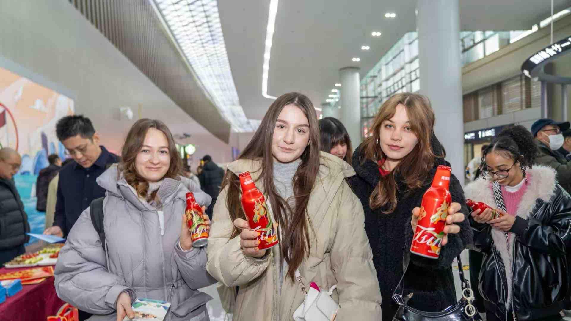 欢声笑语、暖意融融！入境游客抵青即享新春文旅盛宴