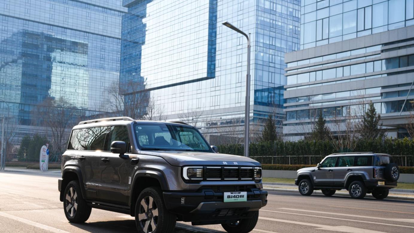 新能源硬派越野新标杆，BJ40 增程双系统破解趴窝难题