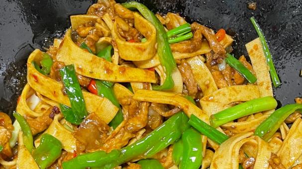 薄豆干炒肉悄然走红，一道家常小炒成内娱餐桌新宠