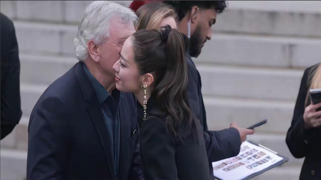 腰围53cm的吉娜又上热搜，这次不是因为琴声，而是因为“太敢穿”