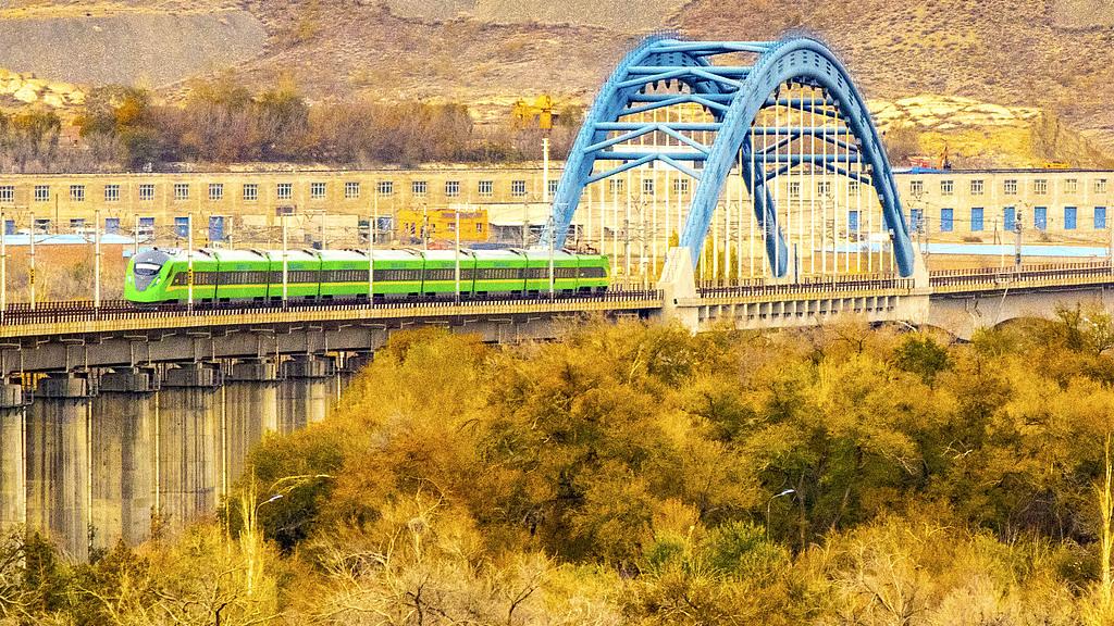 服役超过40年，新疆这条全长1446公里干线铁路启动扩能改造工程