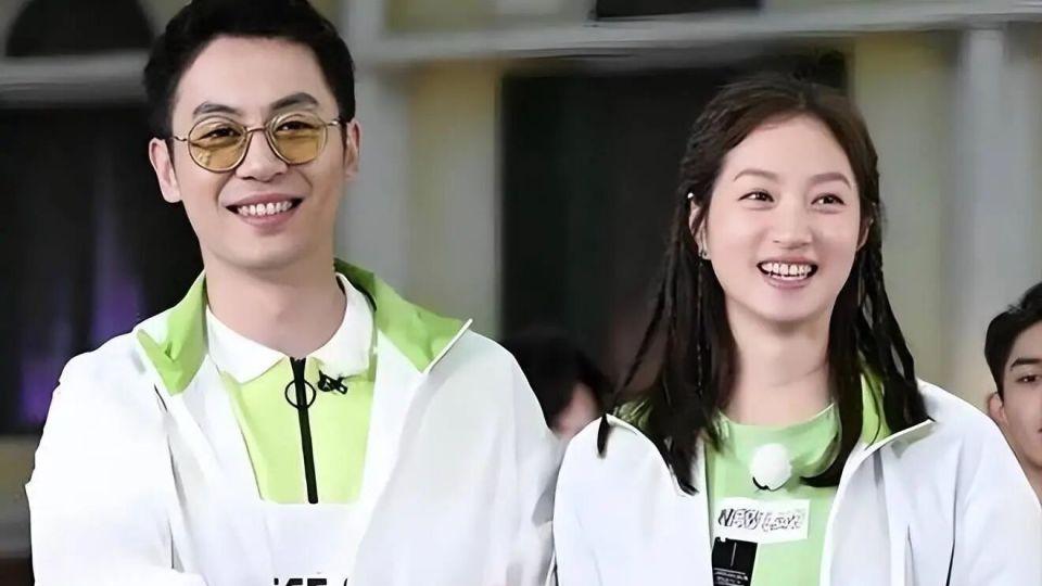 42岁沈佳妮近况曝光！嫁给朱亚文很幸福，如今2个女儿成为她的骄傲