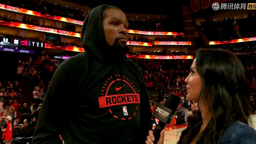 火箭大胜！杜兰特29+7+2，赛后阿杜走入场内，一把抱住坦普尔