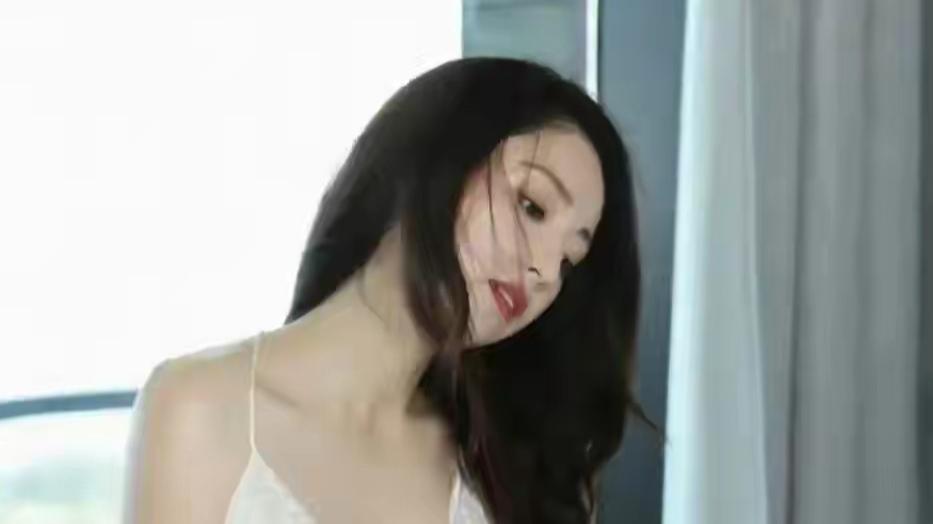 董璇这波造型一头慵懒波浪卷披在肩头，蓬松又有光泽