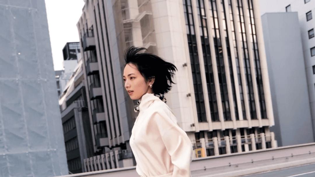 除了小黑鞋，这4双鞋承包你整个春天的时髦