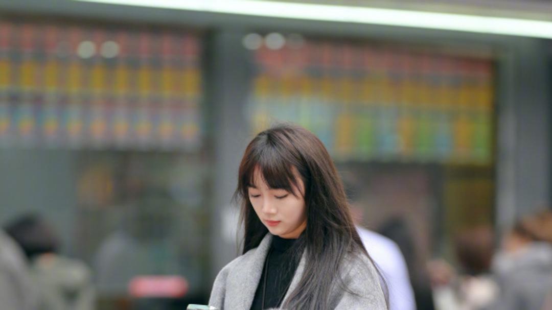 今天走温柔撩人路线，软糯毛绒大衣针织裙，慵懒又带点小性感