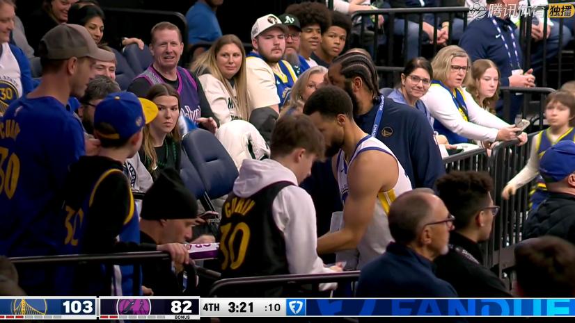 勇士大胜！库里26+2+7，最后3分21秒，库里从替补席起身走入通道