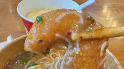 孝感米酒配糊汤米粉，早餐摊上的黄金搭档