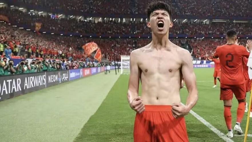 王钰栋，为何拒绝德甲合同，放弃留洋？在中超拿300万顶薪，去欧洲每月6000欧