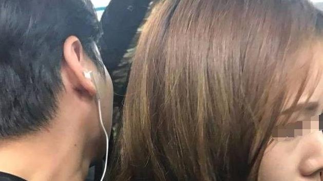 一男女在公众场合实施不雅行为被抓