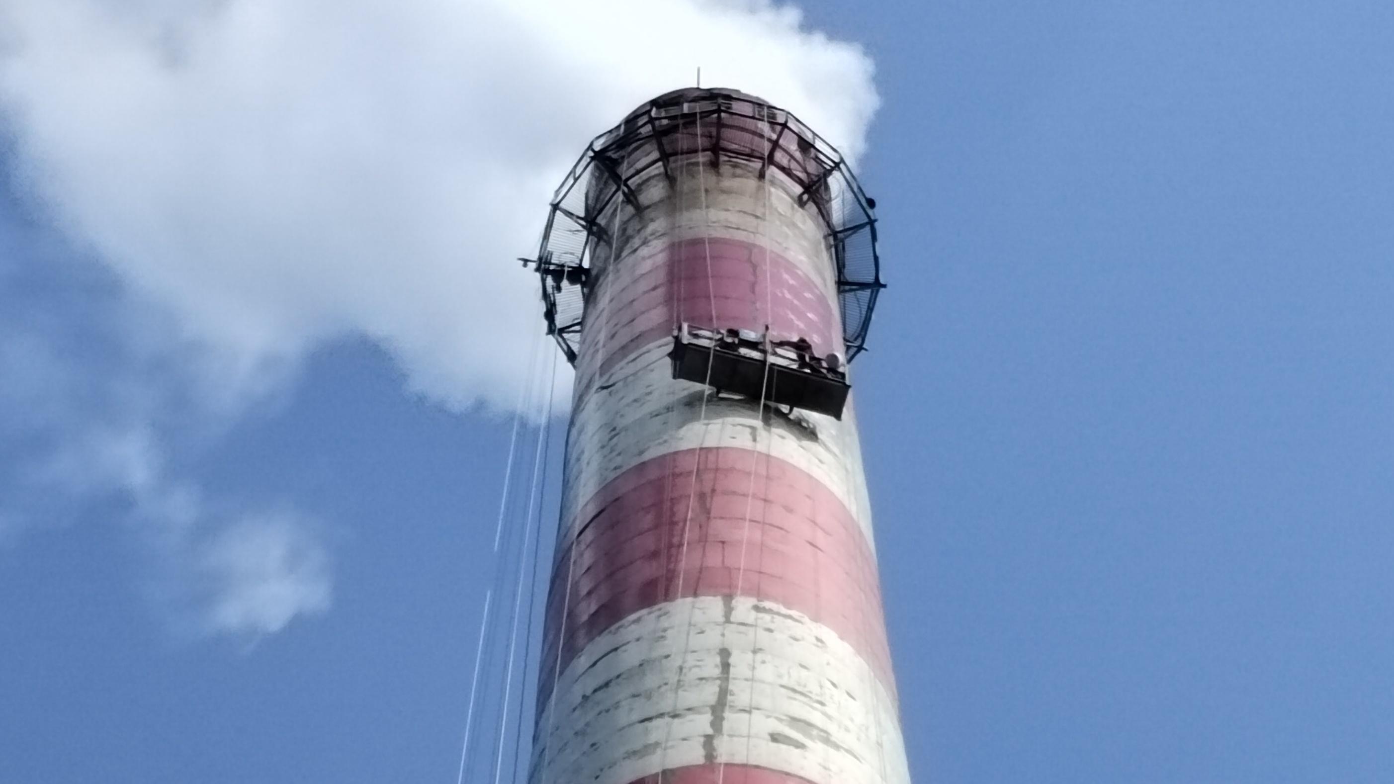 5月21日宏顺建设承接的山东禹城烟囱美化工程正式开始打磨