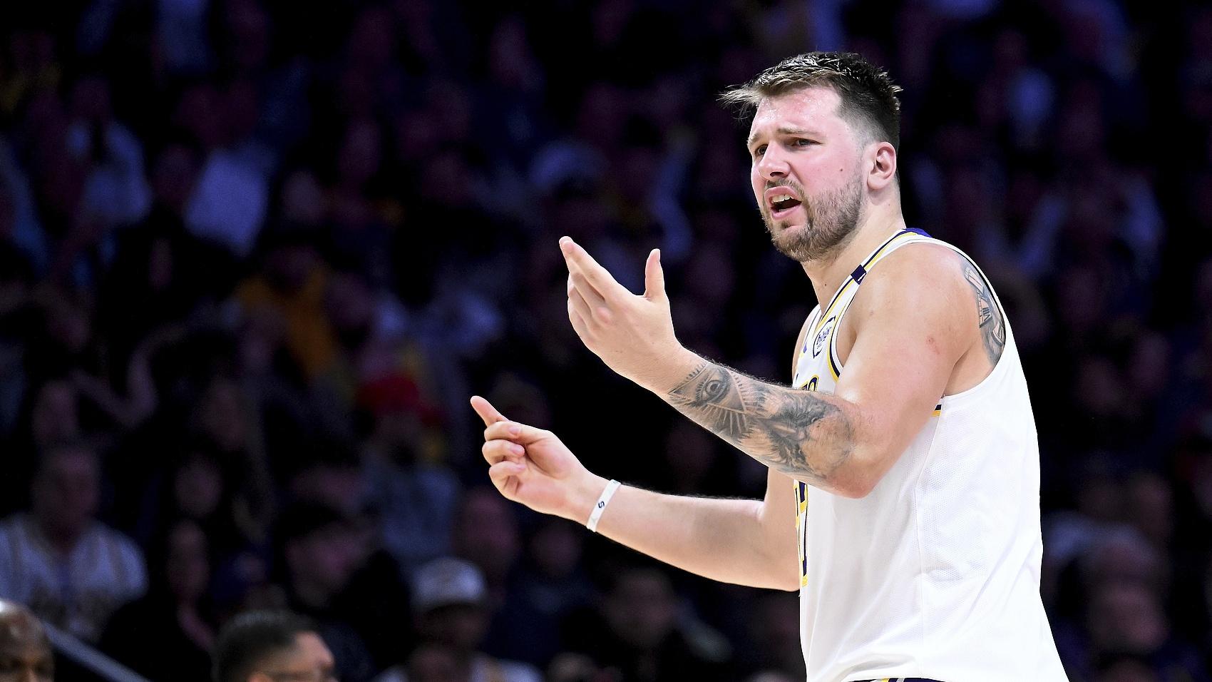 东契奇伤害湖人！名嘴嘲讽他，保罗说他不防守，退役雕像“摊手”