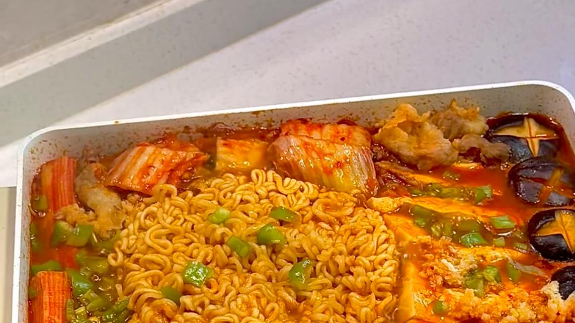 部队锅：一锅煮尽人间烟火气的韩式暖心料理