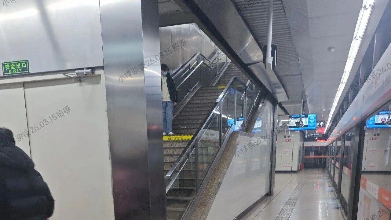 沈阳地铁站内出现“闭门杀”