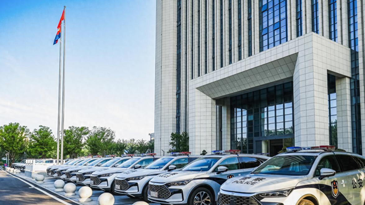 《守护解放西》比亚迪警务车频繁出镜，中国警用车进入国产化时代