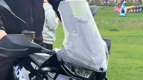 4万买三缸150匹硬派ADV？张雪820X正在挑战国产摩托定价底线