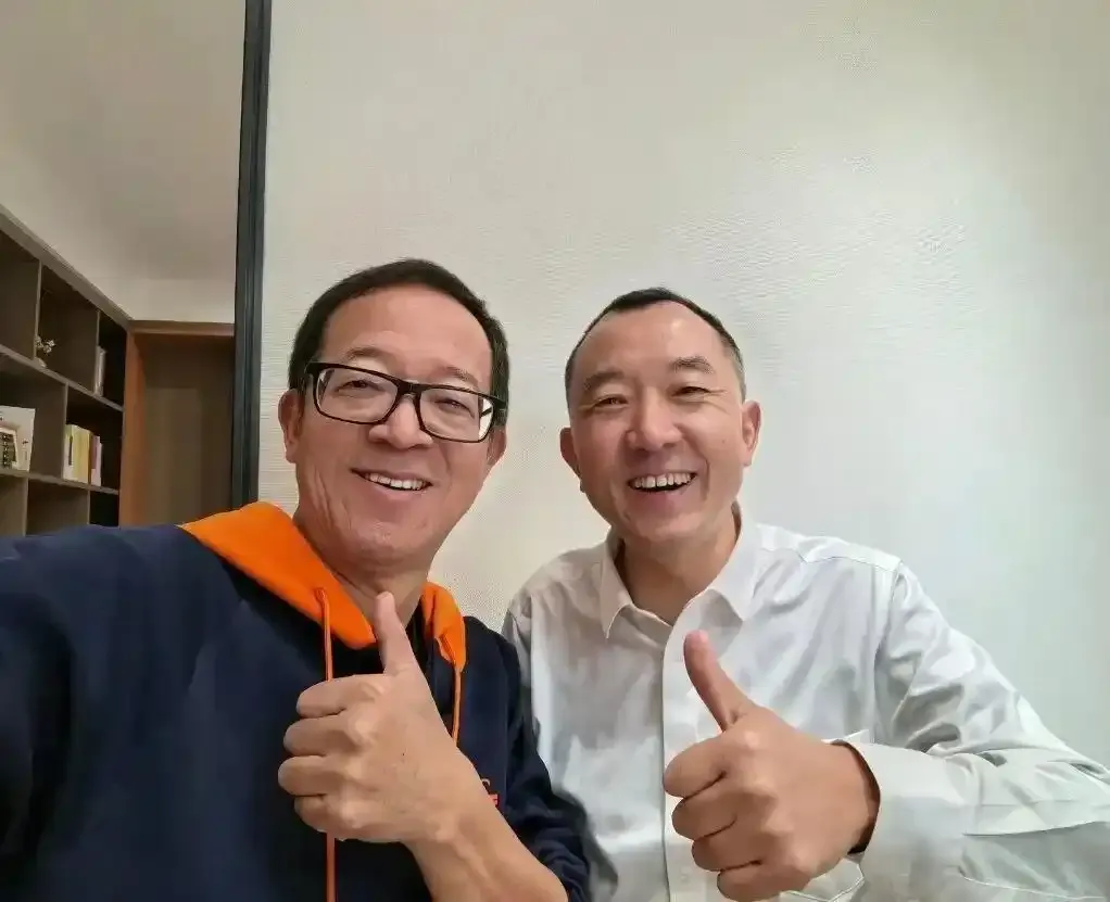 同样是支持公益：俞敏洪向左，董宇辉向右