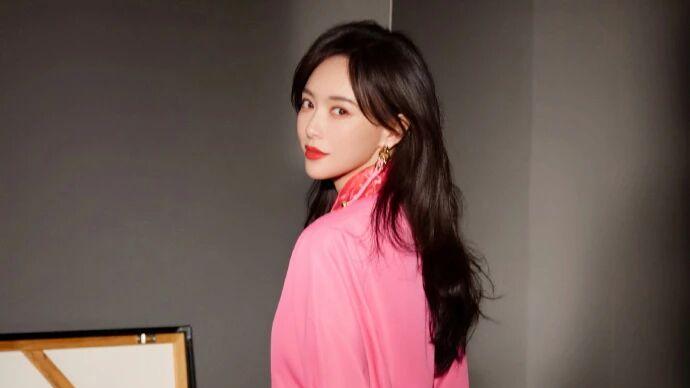 唐嫣 ×FENDI：粉裙裹甜，奢包衬俐，把春日明媚焊在高奢肌理里