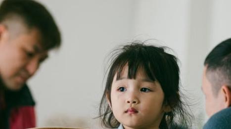 引导孩子主动分担小事，在付出中理解责任与体谅他人