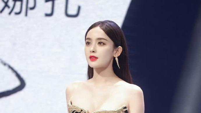 古力娜扎黑金抹胸礼服，美到窒息！