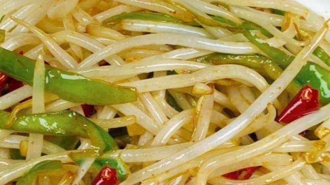 寻常豆芽巧烹湘味，脆辣鲜香皆是人间暖意