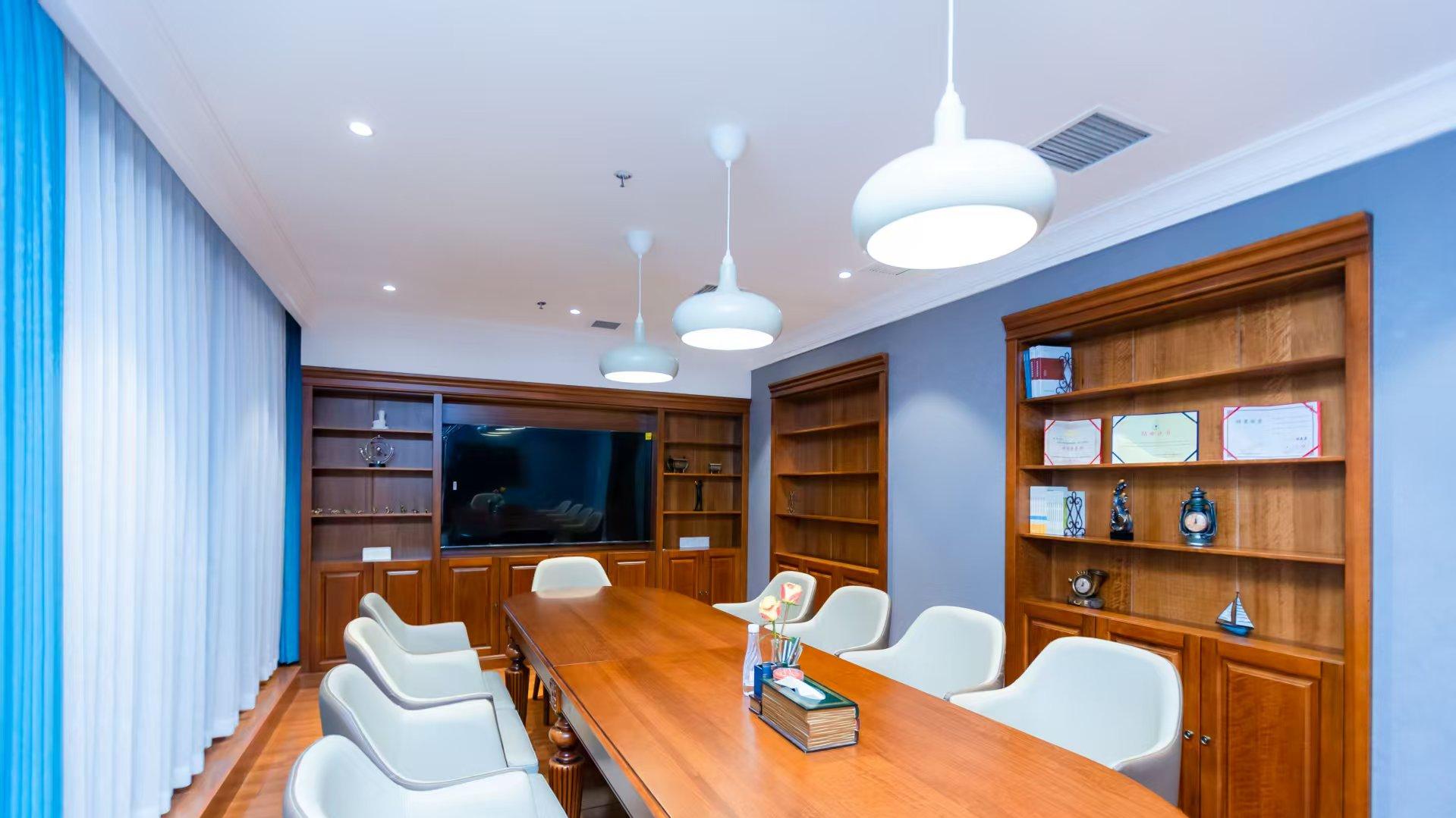 我是民企老板，没公职，为什么成贪污犯？四川卓安律师事务所：混合主体贪污罪的从犯认定与辩护策略