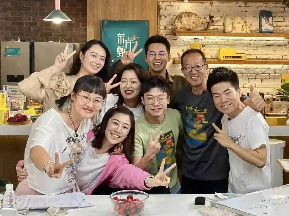 董宇辉谈三年浮沉：安福路的花谢了，而我们都在时光里长大