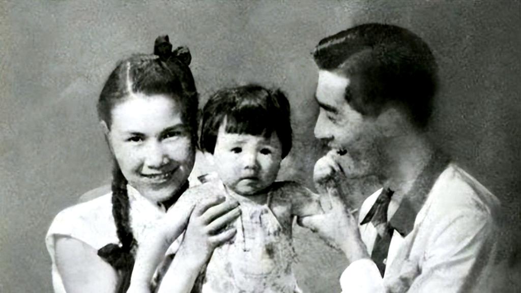 1945年，演员赵丹被关押5年多后出狱，却发现妻子已怀5个月的身孕