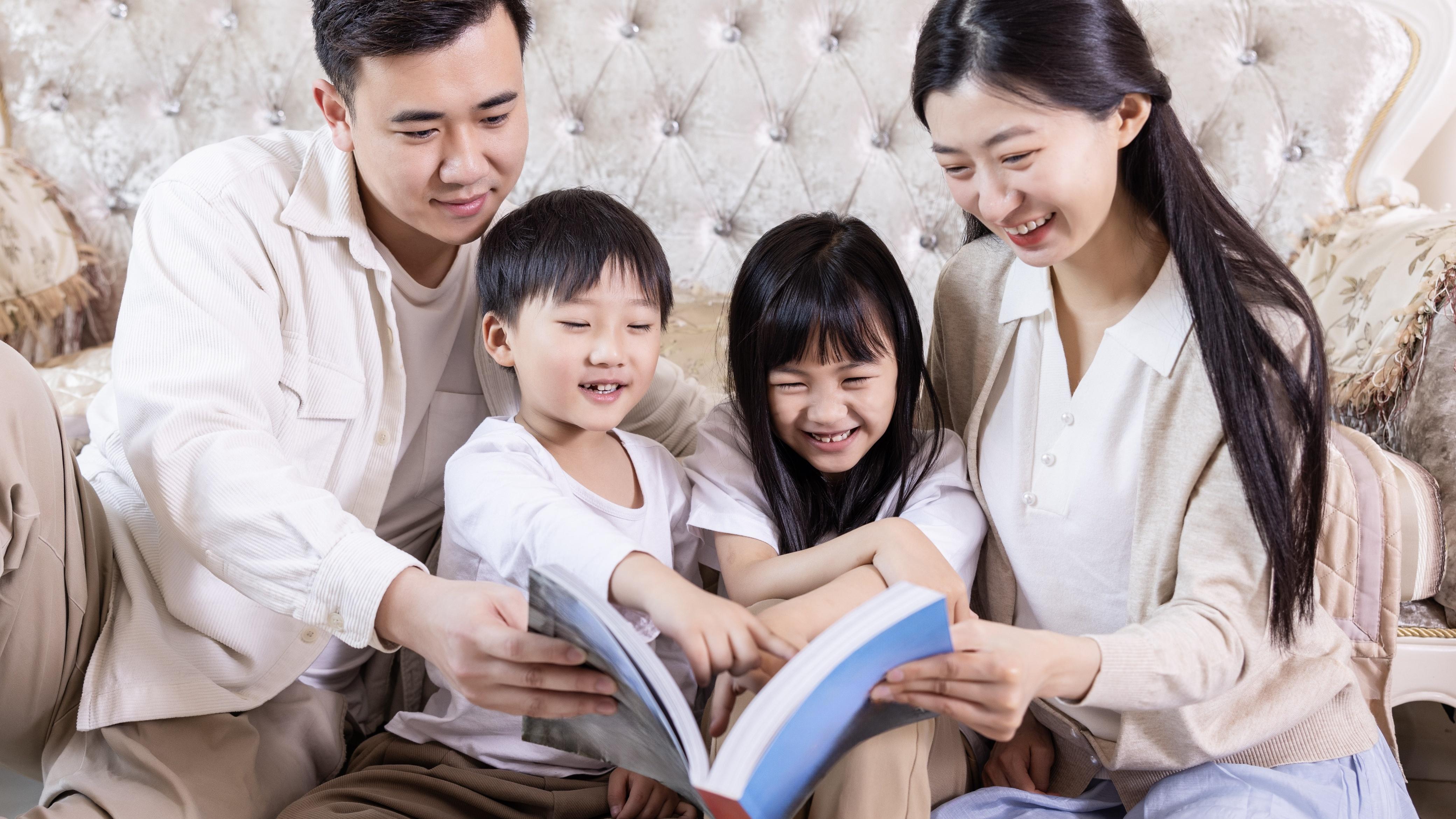 家长别只知道夸娃“你真棒”，学会这5种夸娃法，孩子更从容自信